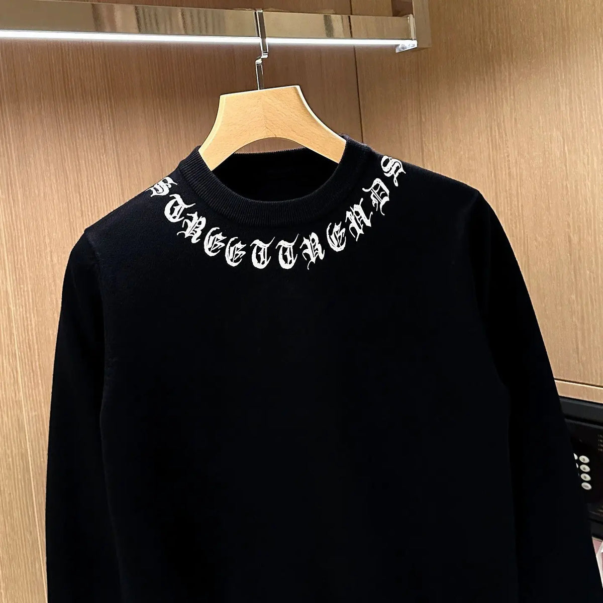 Men's Gothic Letter Print Slim Fit Knit Pullover Sweater