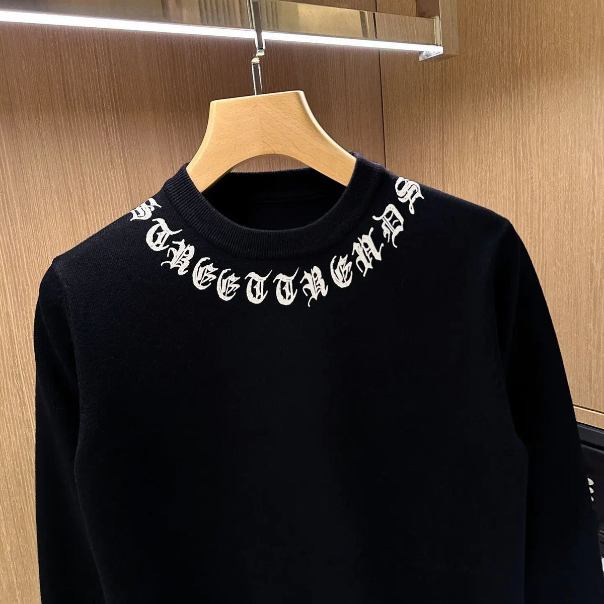 Men's Gothic Letter Print Slim Fit Knit Pullover Sweater