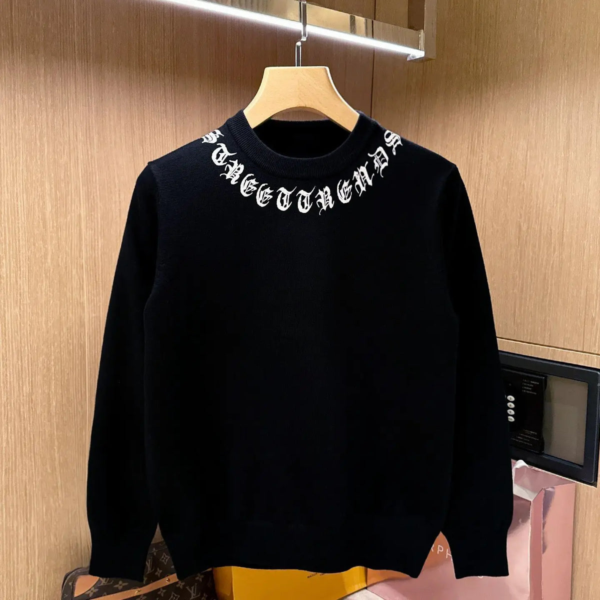 Men's Gothic Letter Print Slim Fit Knit Pullover Sweater